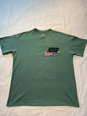 Nike Sportswear Men's Loose Fit Just Do It Pocket T-Shirt Green Size L